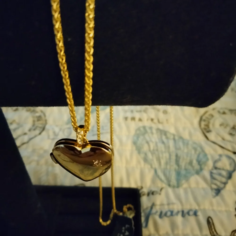 Heart Locket - Picture 1 of 2